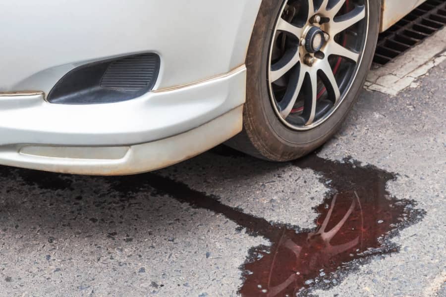 Manchas em baixo do carro: como identificar? Estou em apuros? | ABC Pneus | Rio de Janeiro