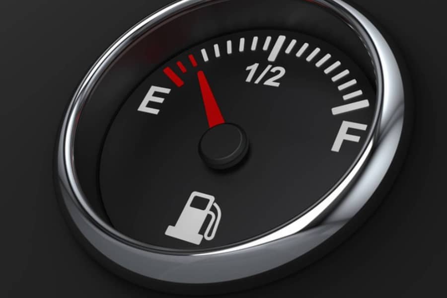 Andar com o carro na reserva faz mal? 3 motivos para evitar | ABC Pneus | Rio de Janeiro