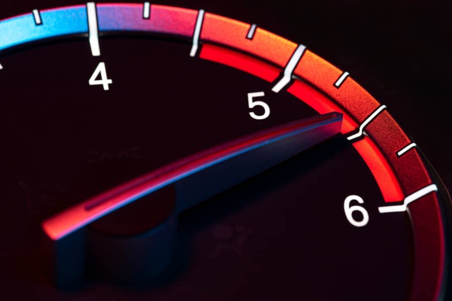 Assim você prejudica o motor ao abusar das baixas rotações | ABC Pneus | Rio de Janeiro