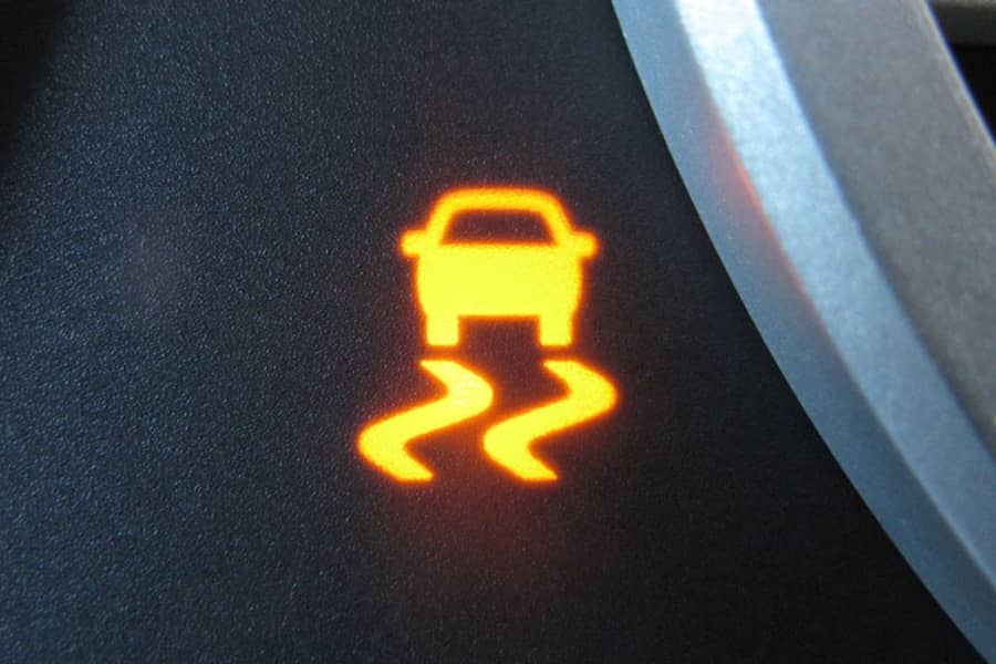 O sistema de Controle de Tração aumenta o consumo de combustível? | ABC Pneus | Rio de Janeiro