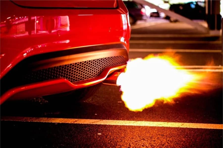 Por que carros antigos emitiam explosões do escapamento? | ABC Pneus | Rio de Janeiro Por que carros antigos emitiam explosões do escapamento? | ABC Pneus | Rio de Janeiro