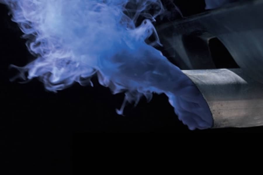 Fumaça no Escapamento: O que as cores azul, branca ou preta revelam sobre o motor? | ABC Pneus | Rio de Janeiro