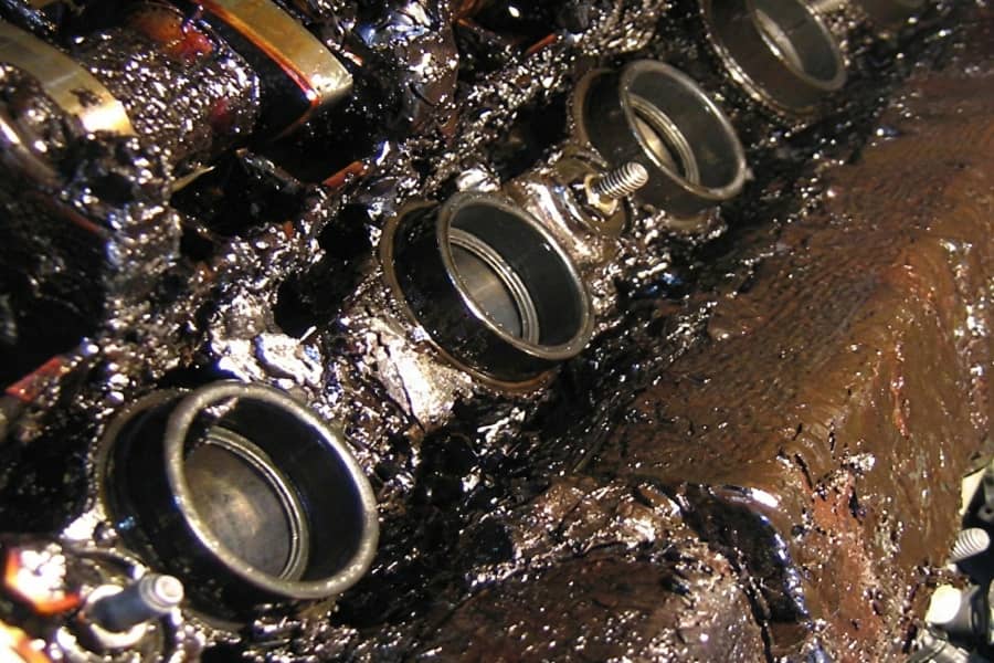 Borra no Motor (Sludge): Como as trocas de óleo atrasadas destroem o motor por dentro | ABC Pneus | Rio de Janeiro